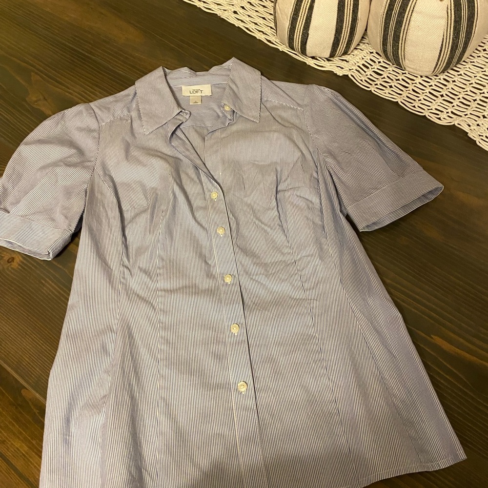 Ann Taylor LOFT Pin-Striped Puff Sleeve Blouse. Size 4